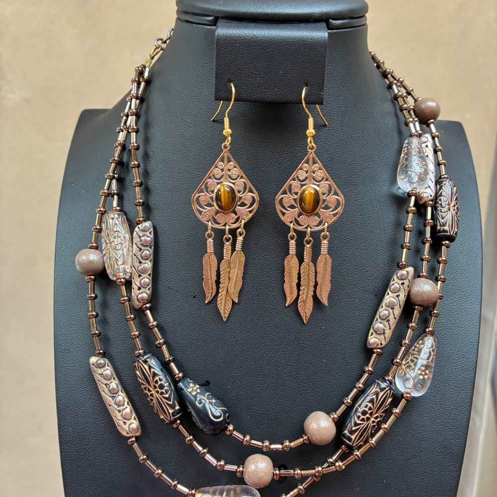 Layered Earth Tone Necklace & Earrings - Picture 3 of 3